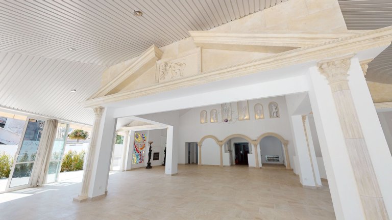 Attention Investors: Large Restaurant and plot with project for business center