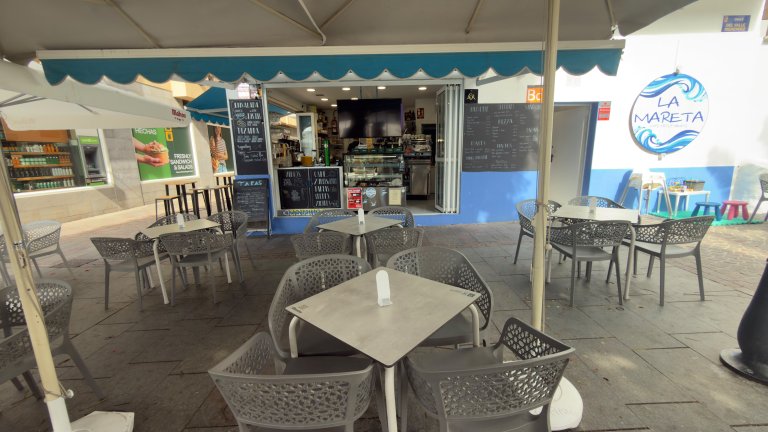 Cafeteria Delante Del Puerto De Los Cristianos